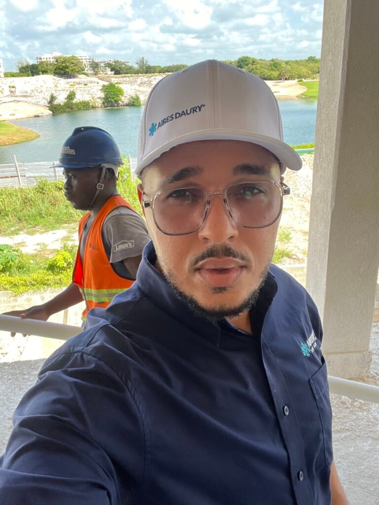 Supervisor de Aires Daury en una obra junto a un trabajador con casco