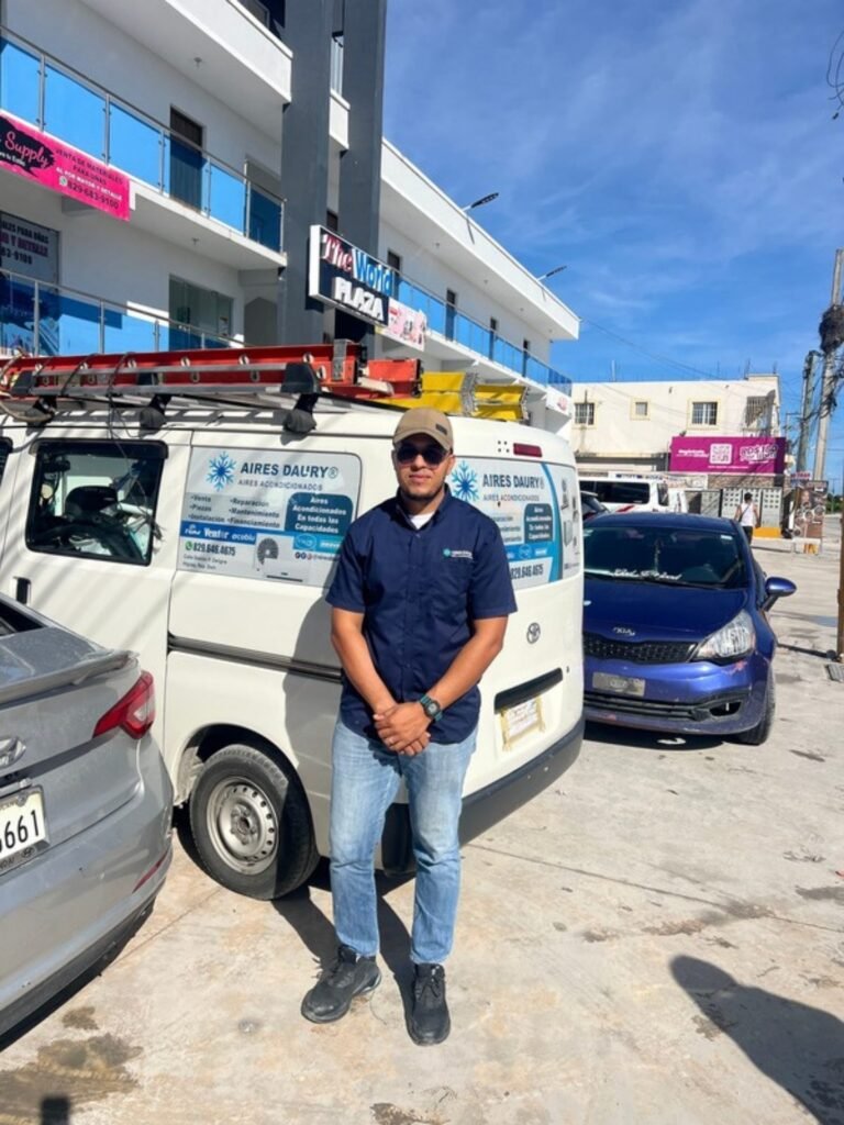 Técnico de Aires Daury con la guagua de servicio