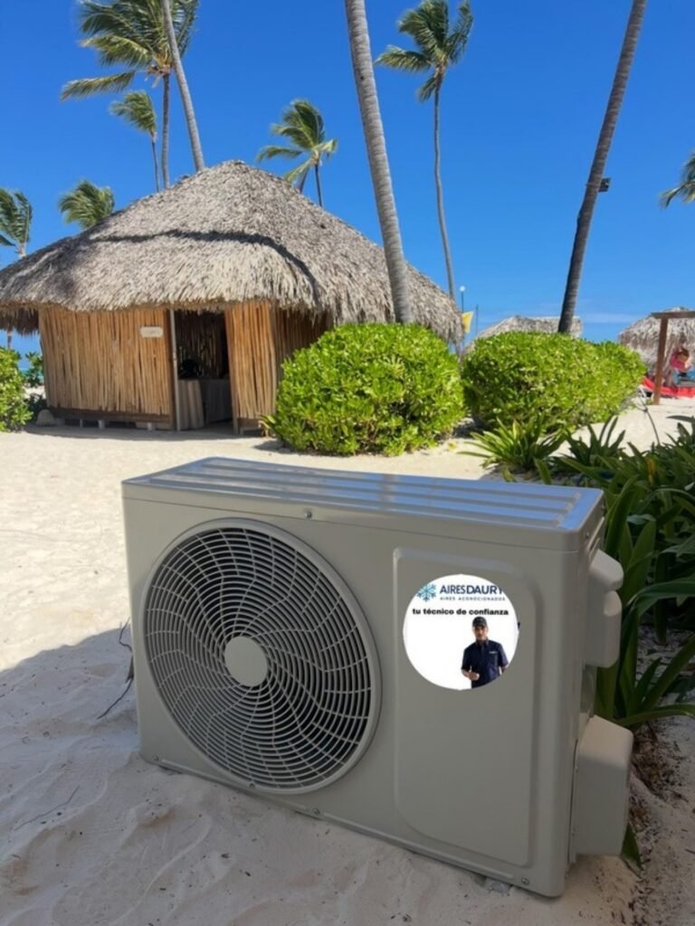 Unidad exterior de mini split instalada por Aires Daury junto a la playa en Punta Cana